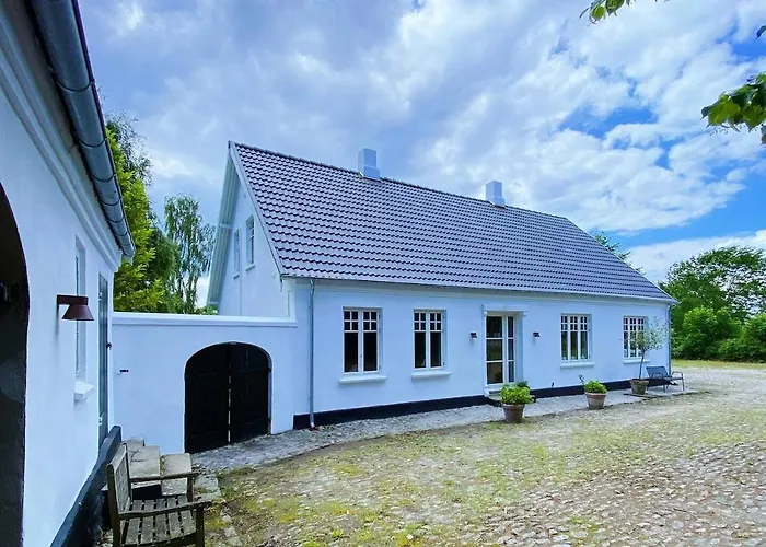 Vila In Idyllic Settings